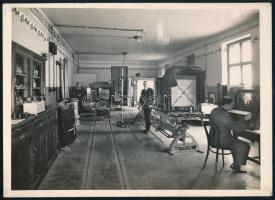 cca 1930 Virágh János a Magyar Honvéd Térképészeti Intézet fotó-reprodukciós termében, 13x18 cm