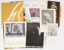 Vegyes művészeti könyv, és katalógus tétel, közte Nagybányai festők (1962, Magyar Nemzeti Galéria), Bernáth Aurél (BTM 1972), Geszler Mária (1973, Képcsarnok), Miháltz Pál (1976, Műcsarnok), Syvlia Faragó, Balázs János: Ecsettel és irónnal, Dinnyés László (1982, DEDIKÁLT) összesen 15 db. Változó állapotban.