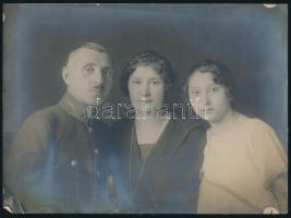 cca 1930 Virágh János (Magyar Honvéd Térképészeti Intézet) családja társaságában, egyenruhában, széleken szakadással, 17,5x23,5 cm