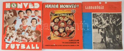 1965-1976 3 db sport témájú kiadvány: Labdarúgás, a Magyar Labdarúgók Szövetéségnek hivatalos lapja XI. évf. 11. szám, 20 p. + Hajrá Honvéd! A Budapesti Honvéd Sport Egyesület jubileumi képes híradója III. szám, 68 p. + Honvéd futball, a Budapesti Honvéd Sport Egyesület labdarúgó krónikája, 160 p. Vegyes állapotban.
