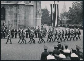 1930-1940 Szendrő István (1908-2000): Alabárdosok és matrózok a Szent jobb körmeneten a Mátyás templom előtt, 17x23,5 cm