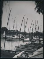 cca 1930-1940 Szendrő István (1908-2000): Vitorlások a kikötőben, Siófok, sarokhajlás, 22,5x17 cm