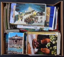 Kb. 800 db MODERN üdvözlőlap egy dobozban: ünnepek, reklám, stb. sok egyedivel, kihajthatóval, hozzá néhány kisalakú leporelló / Cca. 800 MODERN greeting cards in a box: holidays, advertisements, etc. with folding cards and some small sized leporellos