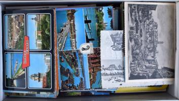 Kb. 800 db MODERN vegyes város képeslap cipősdobozban (1960-2000) / Cca. 800 mixed modern town postcards in a shoe box