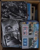 Kb. 800-1000 db MODERN vegyes város képeslap dobozban, sok magyar / Cca. 800-1000 mixed modern town postcards in a box