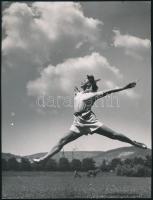 cca 1930-1940 Szendrő István (1908-2000): Akrobatikus mozdulat. Pecséttel jelzett, 22,5x17 cm