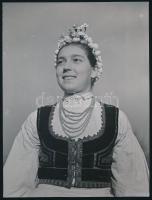 cca 1930-1940 Szendrő István (1908-2000): Kecseti erdélyi lány. Pecséttel jelzett, 22,5x17 cm