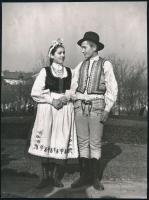 cca 1930-1940 Szendrő István (1908-2000): Kecseti erdélyi pár. Pecséttel jelzett, 22,5x17 cm