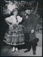 cca 1930-1940 Szendrő István (1908-2000): Őcsényi pár. Pecséttel jelzett, 23x17 cm