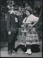 cca 1930-1940 Szendrő István (1908-2000): Őcsényi pár. Pecséttel jelzett, 23x17 cm