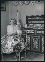 cca 1930-1940 Szendrő István (1908-2000): Őcsényi nő. Pecséttel jelzett, 23x17 cm