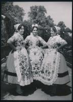 cca 1930-1940 Szendrő István (1908-2000): Géderlaki lányok. Pecséttel jelzett, 23x17 cm