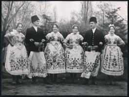 cca 1930-1940 Szendrő István (1908-2000): Géderlaki társaság. Pecséttel jelzett, 23x17 cm