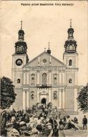 1914 Góra Kalwaria, Patnicy przed klasztorem Góry Kalwaryi / Pilgrims in front of the Góra Kalwaria monastery (cut)