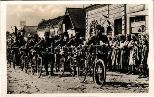 1940 Bánffyhunyad, Huedin; bevonulás, kerékpáros katonák / entry of the Hungarian troops, soldiers with bicycles + "1940 Bánffyhunyad visszatért" So. Stpl.