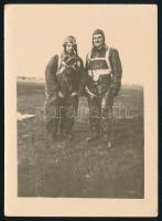 cca 1940 A M. Kir. Honvéd Légierő két pilótája felszerelésben, fotó, 9x6,5 cm