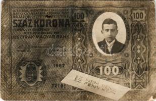 Száz korona bankjegy mintájára készült fotó képeslap férfi portréval "Ez nem pénz, ez fénykép" / photo postcard modeled after the 100 Kronen banknote with a man's portrait "This is not money, this is a photo" (EM)