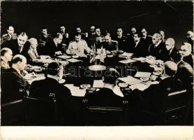 Potsdam, Cecilienhof; Historische Gedänkstätte des Potsdamer Abkommens, Konferenz / Historic memorial of the Potsdam Agreement Conference; Clement Attlee, Ernest Bevin, Vyacheslav Mikhailovich Molotov, Joseph Stalin, William D. Leahy, Joseph E. Davies, James F. Byrnes, and Harry S. Truman - MODERN (gyűrődések / creases)