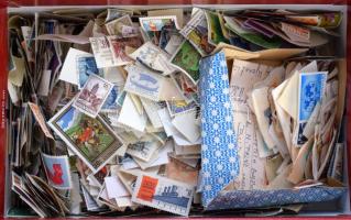 Több száz db vegyes külföldi áztatott bélyeg cipős dobozban ömlesztve