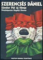 1983 Pócs Péter (1950-): Szerencsés Dániel, magyar filmplakát, villamosplakát, rendezte: Sándor Pál, fényképezte: Ragályi Elemér, ofszet, jelzett a nyomaton, hátoldalán Puskin Mozi hirdetése, 23,5x16,5 cm