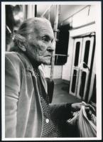 cca 1985 Szociofotó idős nőről villamoson, szép állapotban, 18x13 cm