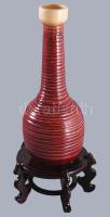 Jelzett ökörvérmázas kerámia váza, lakkozott fa talapzaton, hibátlan, teljes m: 44 cm