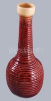 Jelzett ökörvérmázas kerámia váza, lakkozott fa talapzaton, hibátlan, teljes m: 44 cm