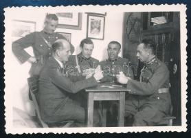 1938 Sárdy Brutus (1892-1970) festőművész, restaurátor katonatársaival Győrben 9x6 cm