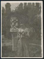 Kézdi-Kovács Lenke, Kézdi-Kovács László (1864-1942) festőművész, műkritikus lányát ábrázoló fotó római parti kertjükben 9x12 cm