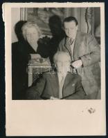 ca. 1934 Sárdy Brutus (1892-1970) festőművész fiával, Sárdy Lóránttal (1931-2014) és feleségével Kézdi Kovács Lenkével Fotó 9x12 cm