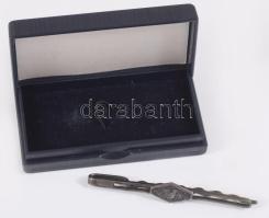 Ezüst (Ag) nyakkendőtű, jelzett, h. 6,5 cm, nettó 4,6g, tokban.