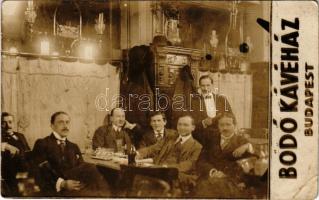 1915 Budapest VIII. Bodó kávéház, belső vendégekkel és pincérrel. photo (EB)