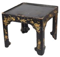 Kínai lakkozott kis asztal. Kína, 19. sz utolsó harmada, javítással, sérüléssel 29x29x25 cm