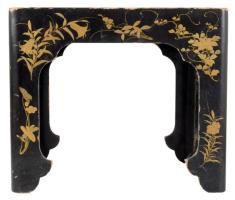 Kínai lakkozott kis asztal. Kína, 19. sz utolsó harmada, javítással, sérüléssel 29x29x25 cm