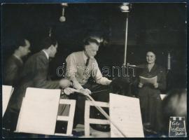 1943 Kodály Zoltán (1882-1967) zeneszerző vezényli a Kádár Kata balladásból készült film zenéjét, énekel Szilvássy Margit operaénekesnő (jobbra), aki fellépett a Milánói Scalaban is, "Várkonyi Studio", a fotó hátoldalán pecsételve, leírással, a művésznő hagyatékából, 10x14 cm