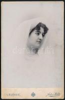 cca 1900 Czullik Inez, Czullik Ágost, a Liechtenstein hercegi kertek igazgatója lányának portréja, kabinetfotó Anton Wildt (Budweis) műterméből, a hátoldalon német nyelvű sorokkal, 16,5x10,5 cm