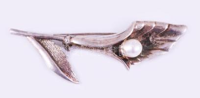 Ezüst (Ag) bross gyönggyel, jelzett, h: 6,5 cm, bruttó 11g