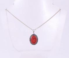 Ezüst (Ag) nyaklánc, faragott lakk berakásos zománcozott ezüst (Ag) medállal, jelzett, bruttó 10,5g