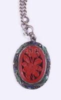 Ezüst (Ag) nyaklánc, faragott lakk berakásos zománcozott ezüst (Ag) medállal, jelzett, bruttó 10,5g