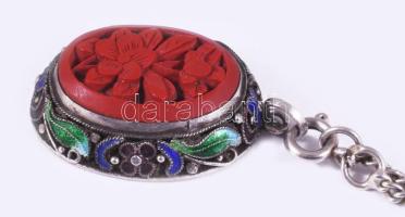 Ezüst (Ag) nyaklánc, faragott lakk berakásos zománcozott ezüst (Ag) medállal, jelzett, bruttó 10,5g