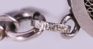 Ezüst (Ag) nyaklánc, faragott lakk berakásos zománcozott ezüst (Ag) medállal, jelzett, bruttó 10,5g