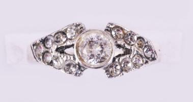 Ezüst (Ag) gyűrű, fehér kövekkel, m:57, jelzett, bruttó 3,5g