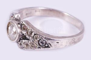 Ezüst (Ag) gyűrű, fehér kövekkel, m:57, jelzett, bruttó 3,5g