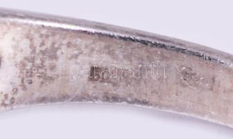 Ezüst (Ag) gyűrű, fehér kövekkel, m:57, jelzett, bruttó 3,5g