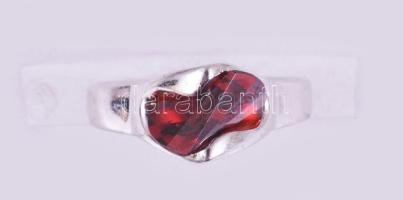 Ezüst (Ag) gyűrű, piros kővel, m: 53, jelzett, bruttó 3g