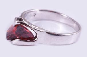 Ezüst (Ag) gyűrű, piros kővel, m: 53, jelzett, bruttó 3g