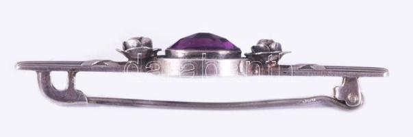 Ezüst (Ag) bross ametiszt medállal, h: 5,5 cm, jelzett, bruttó 4,4g