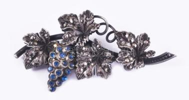 Ezüst (Ag) szőlő alakú bross, markazittal, h: 5 cm, jelzett, bruttó 8g