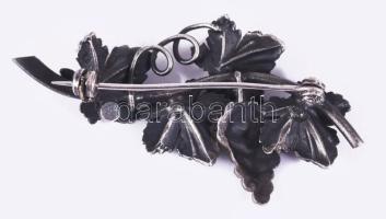 Ezüst (Ag) szőlő alakú bross, markazittal, h: 5 cm, jelzett, bruttó 8g
