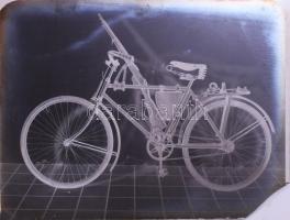 Waffenrad bicikli puskával, üvegnegatív, az egyik alsó sarkán hiánnyal, 9x12 cm